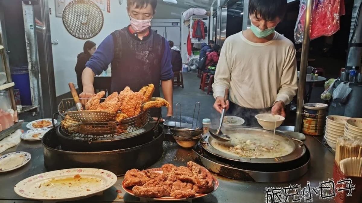 「旗魚新竹米粉」是延三夜市名列前茅的美食，在Google評論有４顆星的好評。（圖片來源：旅充小日子）