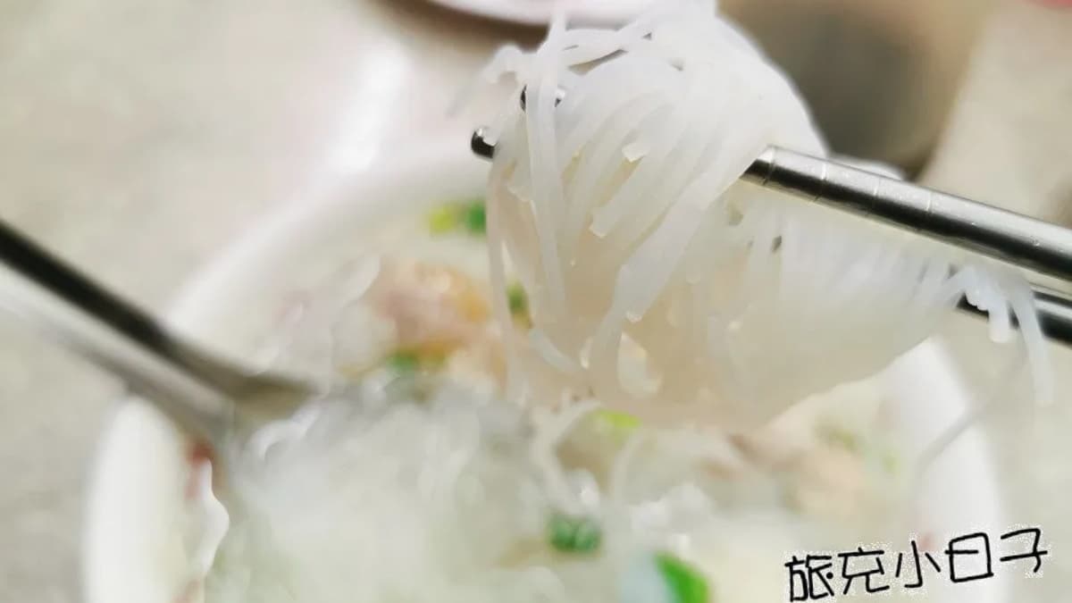米粉是那種比較細的，吃起來相當有彈性，吸飽了滿滿湯汁，相當美味。（圖片來源：旅充小日子）