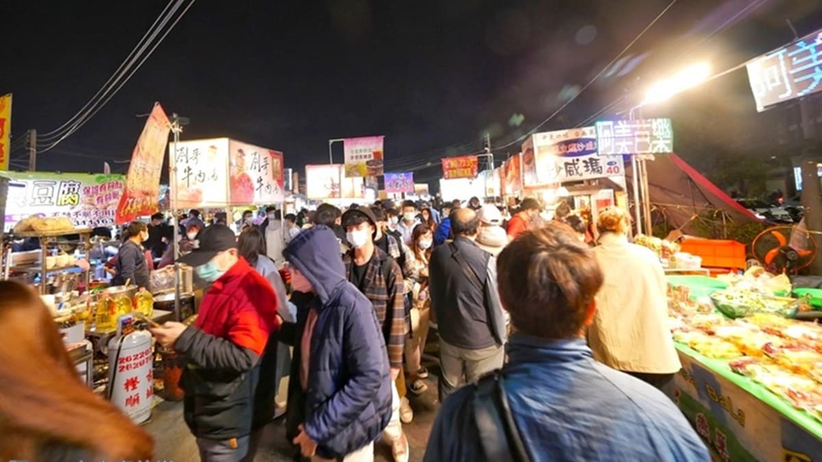 「台南花園夜市」位置在海安路與和緯路交叉口的地方。（圖片來源：阿一一之食意旅遊）