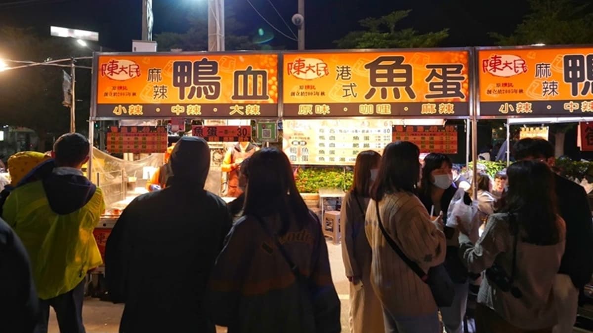 「陳大民麻辣鴨血」是台南花園夜市必吃美食。（圖片來源：阿一一之食意旅遊）
