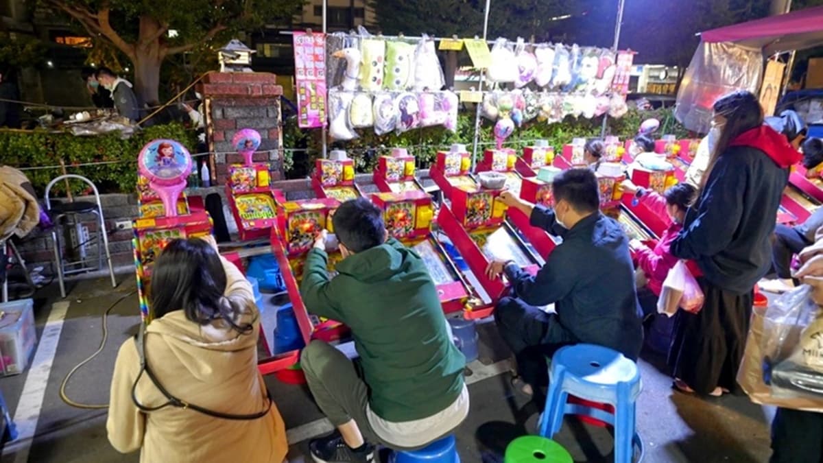 夜市範圍相當廣大， 集合了各式各樣的攤販，還有小時候逛夜市最愛的遊戲。（圖片來源：阿一一之食意旅遊）