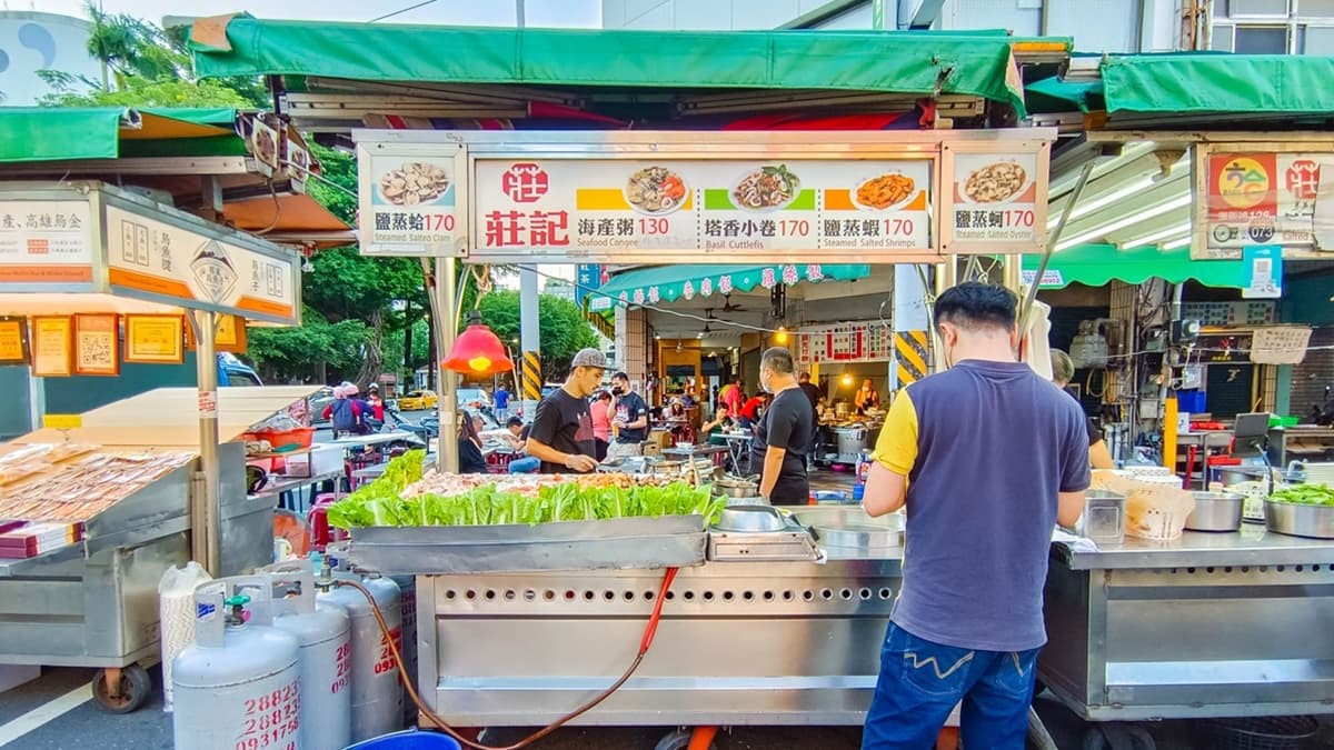說到高雄六合夜市美食代表，「莊記海產粥」絕對是必吃美食之一。（圖片來源：小佳的幻想世界）