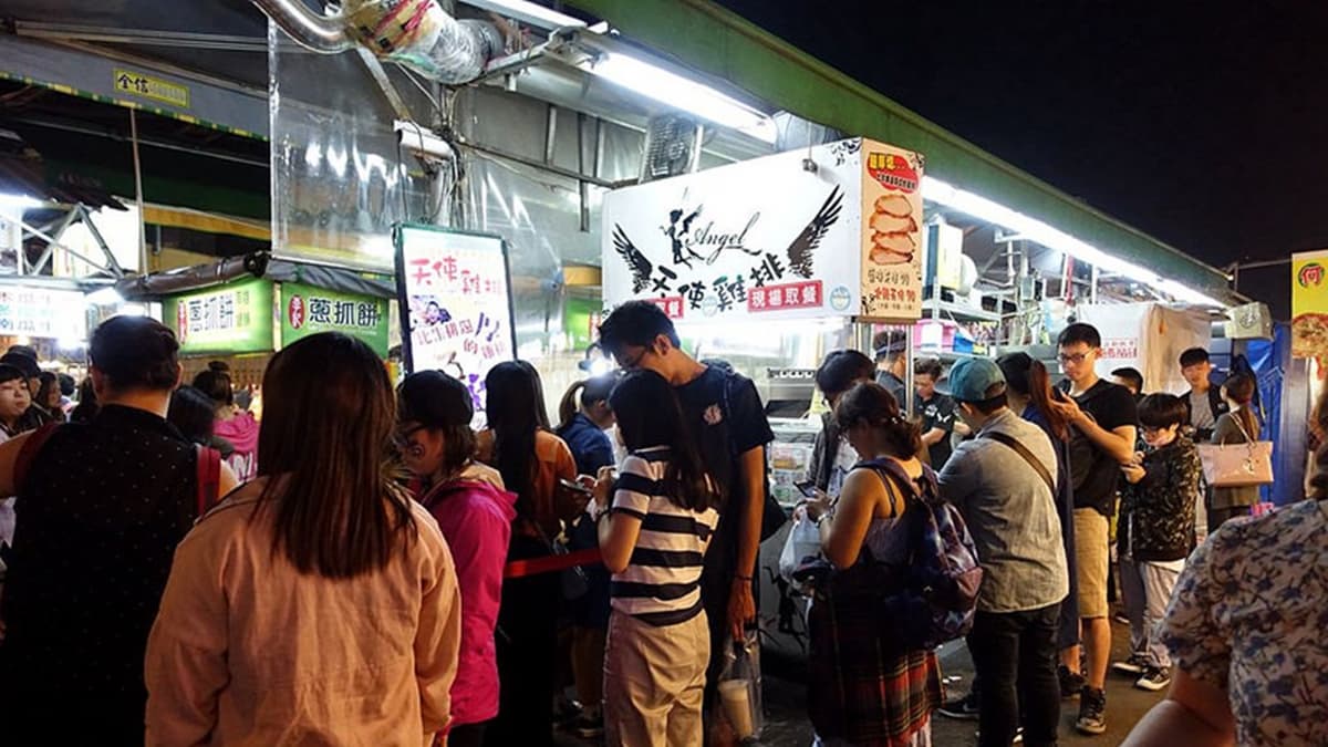 「六合夜市」以多樣化小吃聞名，種類之多令人目不暇給。（圖片來源：TISS玩味食尚）