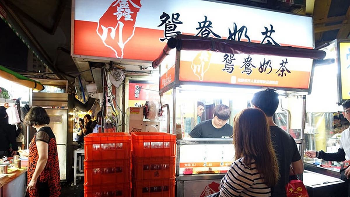 「鑫川鴛鴦奶茶」是排隊美食，人潮一直都滿滿的。（圖片來源：TISS玩味食尚）