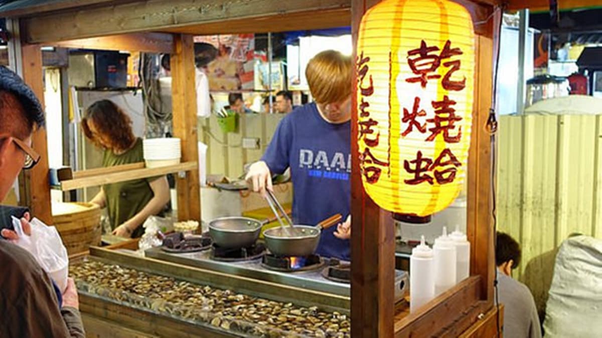 「乾燒蛤仔」前面那一排蛤仔一直在吐沙，感覺很新鮮，很吸引人。（圖片來源：TISS玩味食尚）