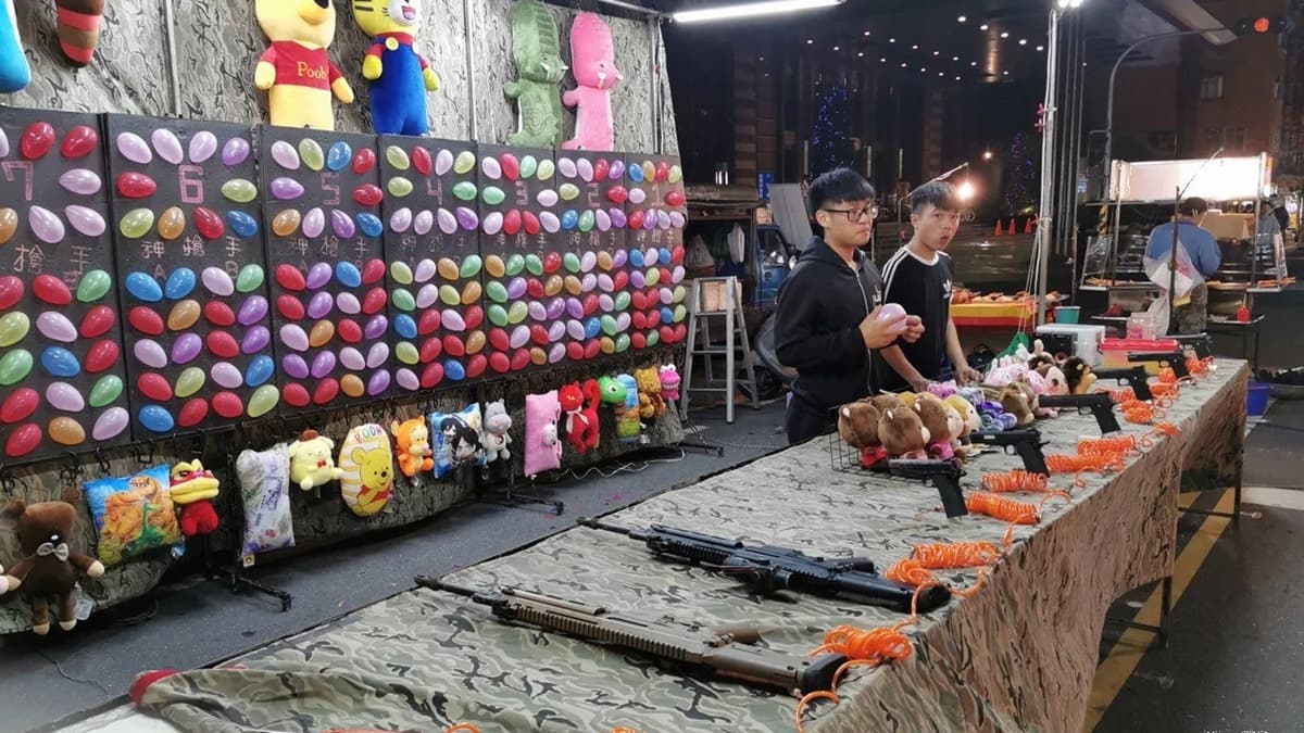 夜市裡還有射擊遊戲可以玩。（圖片來源：旅充小日子）