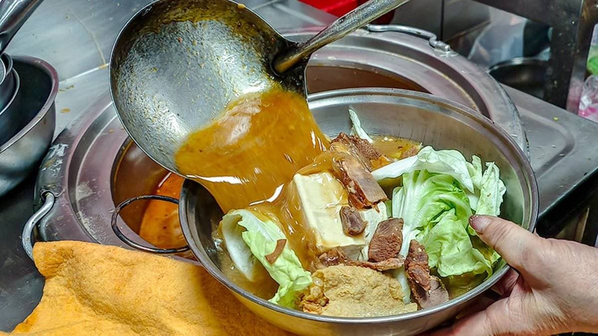 湯頭要鹹要淡都可以自己添加 ，有原汁和清湯２種可選擇。（圖片來源：鄉民食堂）