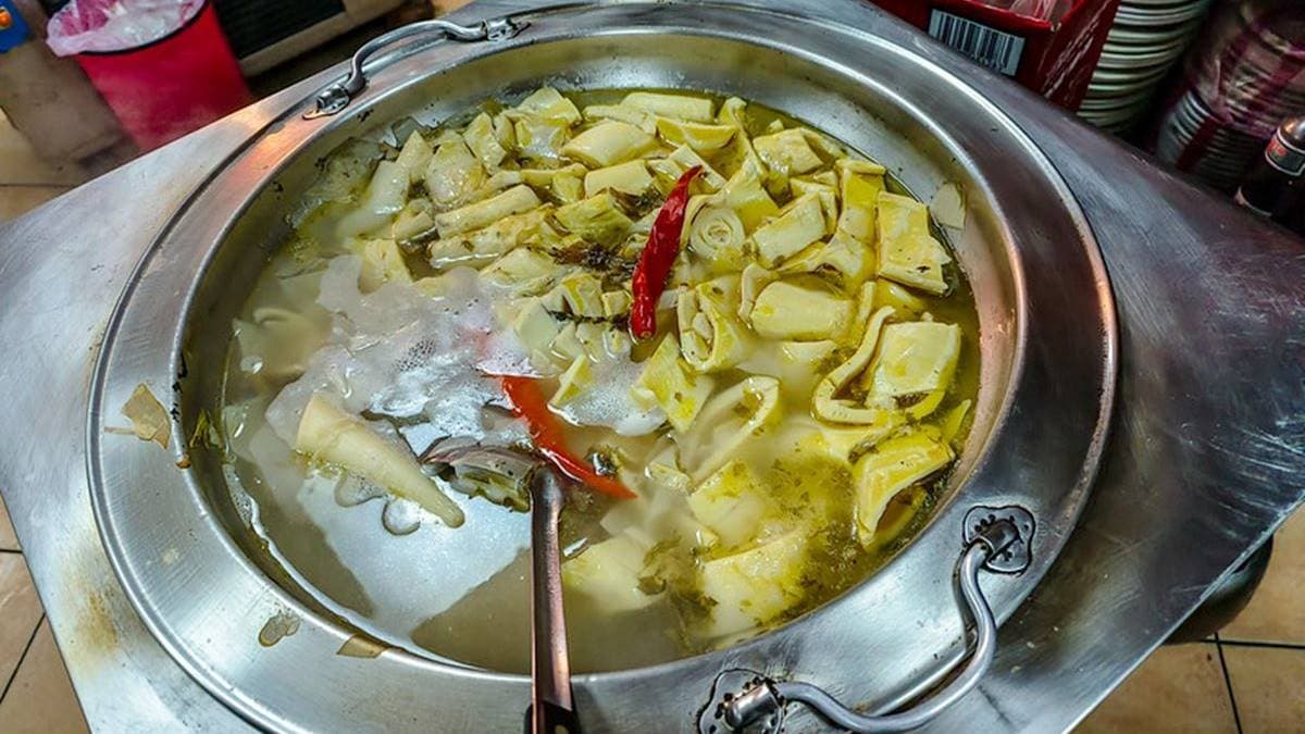 這鍋「阿里山轎篙筍」是在奮起湖海拔1000公尺左右才有的。（圖片來源：鄉民食堂）