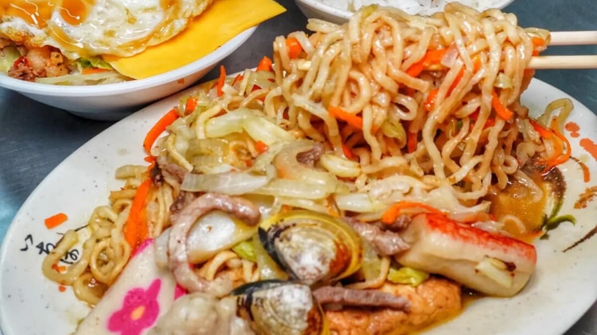 「炒意麵」給的配料很有誠意，味道炒得很好吃。（圖片來源：痴吃的玩）