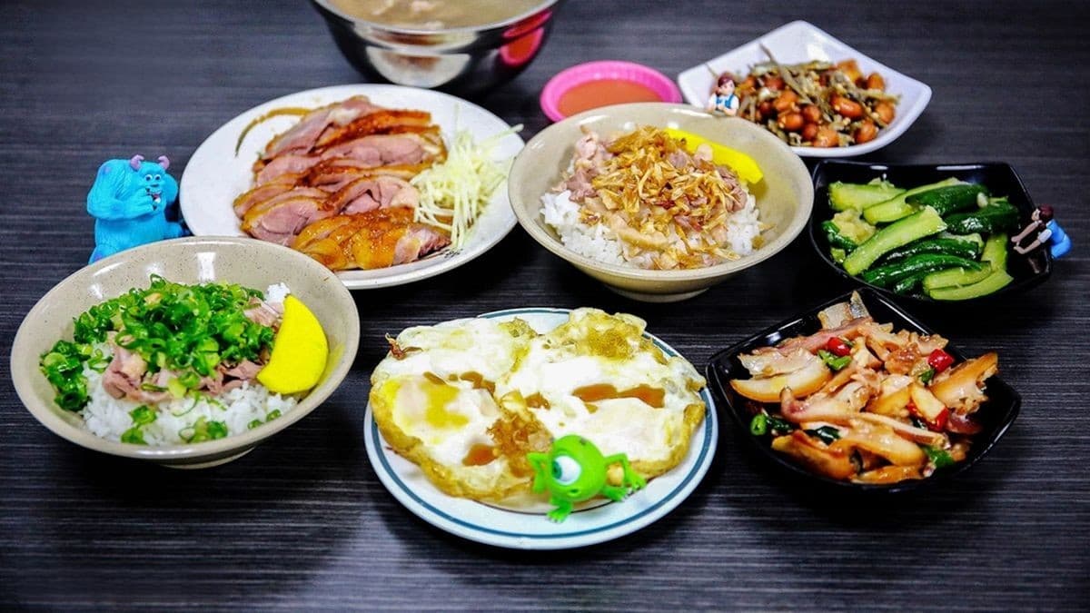 店裡主要販售鵝肉、鵝內臟、飯類和麵食。（圖片來源：翰寶寶與小珊珊的旅遊美食生活手札）
