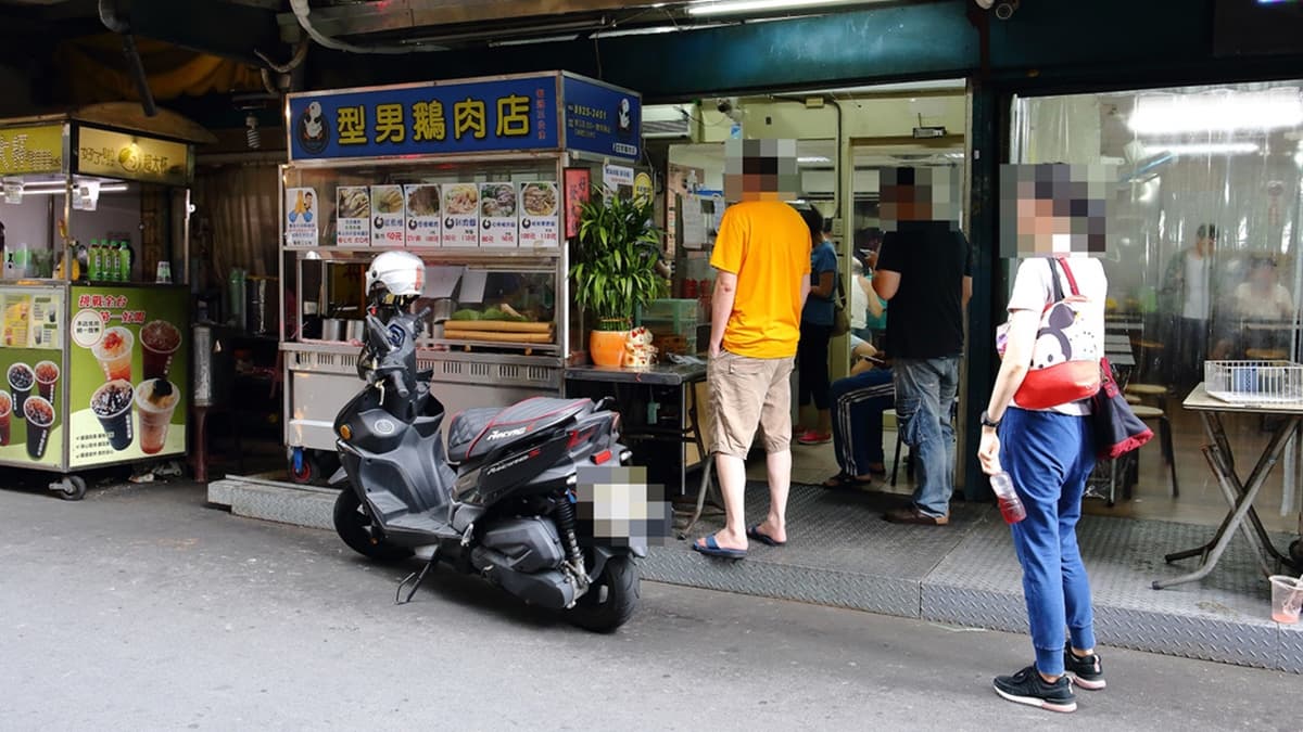 「型男鵝肉店」是永和超人氣的排隊鵝肉店。（圖片來源：翰寶寶與小珊珊的旅遊美食生活手札）