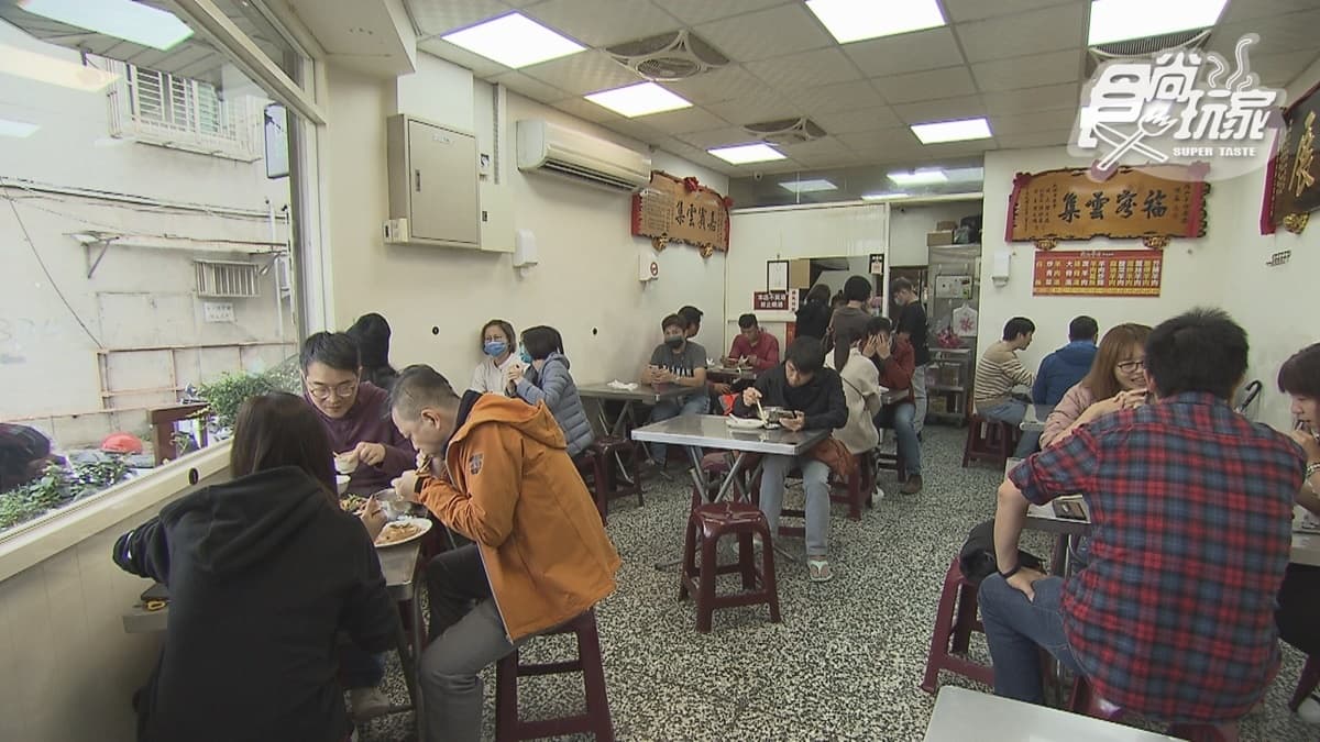 內用空間乾淨明亮，用餐時間總是充滿饕客。