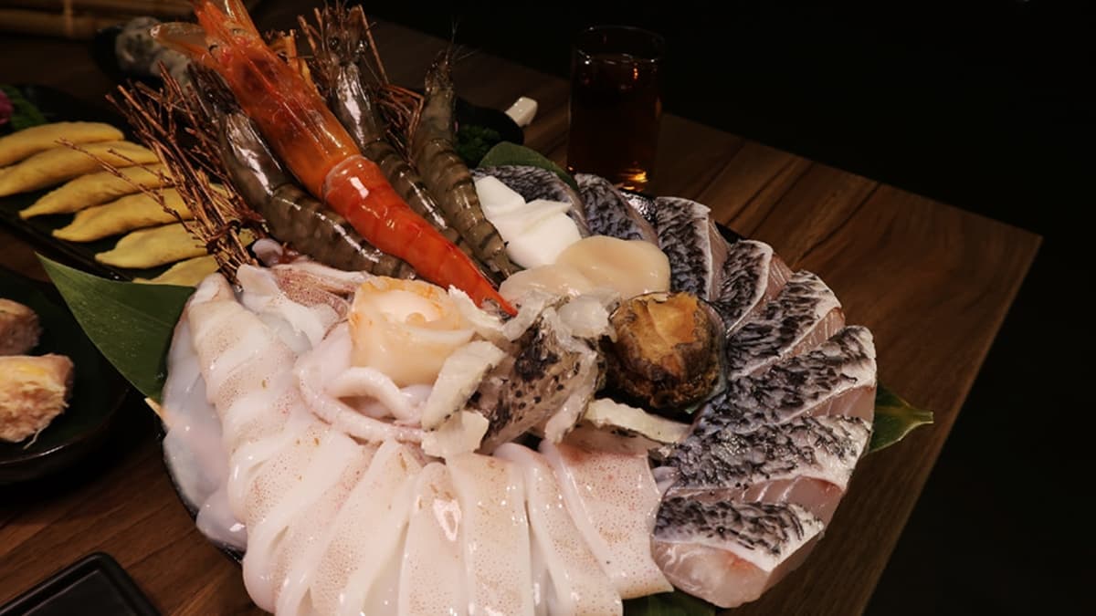 「海底總動員拼盤」有鱸魚片、中卷、干貝、鮑魚、花枝蝦仁捲、蛤蜊等。（圖片來源：ㄚ綾綾單眼皮大眼睛）