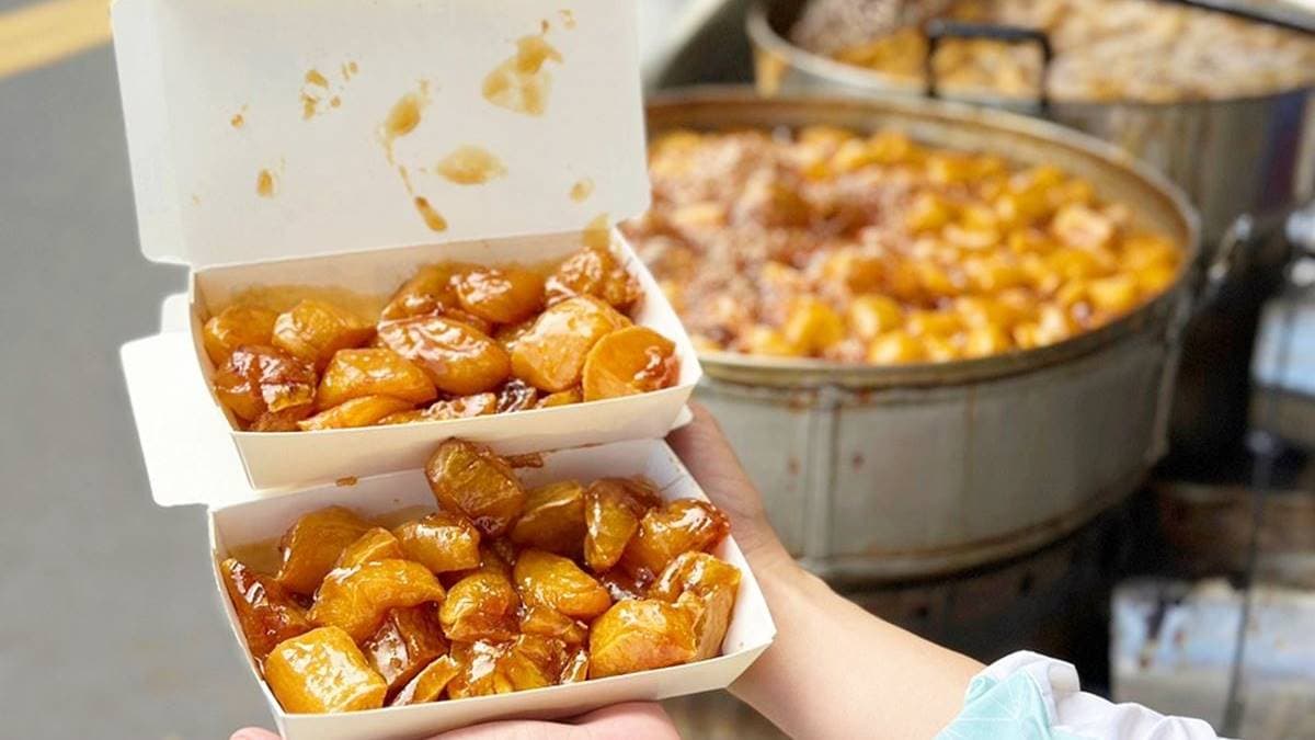 蕃薯糖與麥芽糖一起沾著吃，就是甜蜜的好滋味。（圖片來源：熱血玩台南。跳躍新世界）