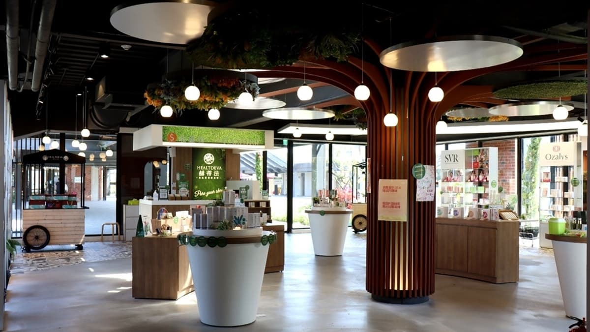 園區裡有各種化妝品和保養品可以選購。（圖片來源：雙子喵玩樂旅行）