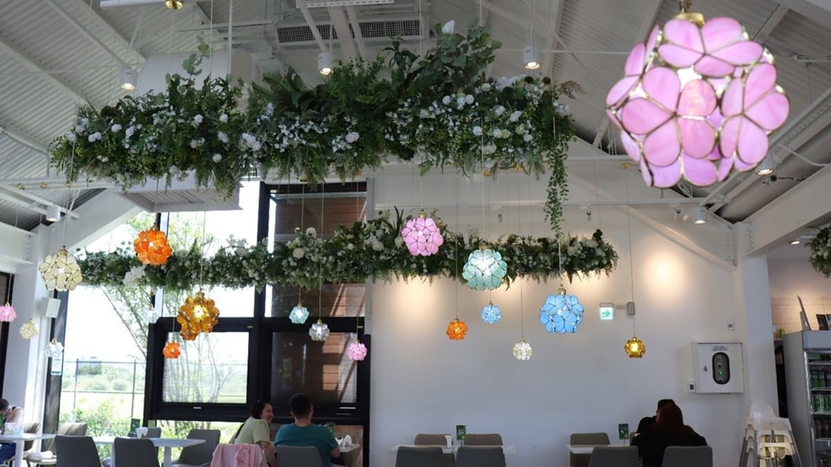 園區內有咖啡廳和餐廳可以提供用餐。（圖片來源：雙子喵玩樂旅行）