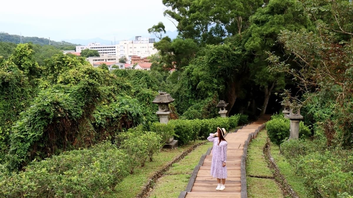 通往「玉里神社」需要爬１段步道才會抵達，算是位於半山腰上。（圖片來源：雙子喵玩樂旅行）