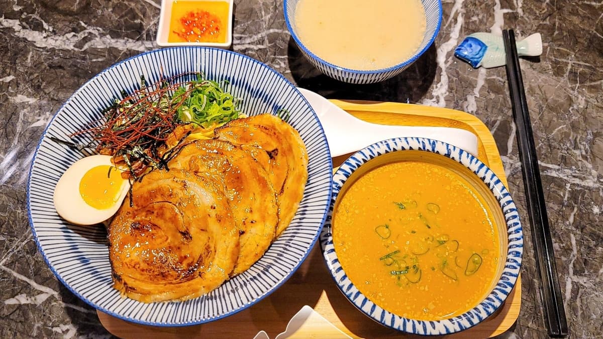 「三代目叉燒沾麵」叉燒厚實軟硬適中，有附１碗魚湯，喝完還可以續湯。（圖片來源：宜蘭ㄚ欣的美食日誌）