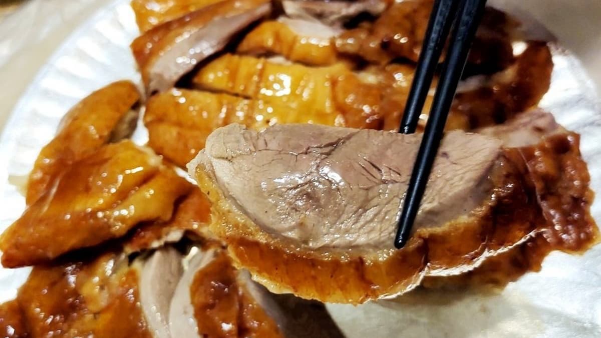 片鴨不僅厚實大塊，嘗起來柔嫩又帶點軟Ｑ，裡頭還保有肉汁。（圖片來源：大口老師的走跳學堂!）