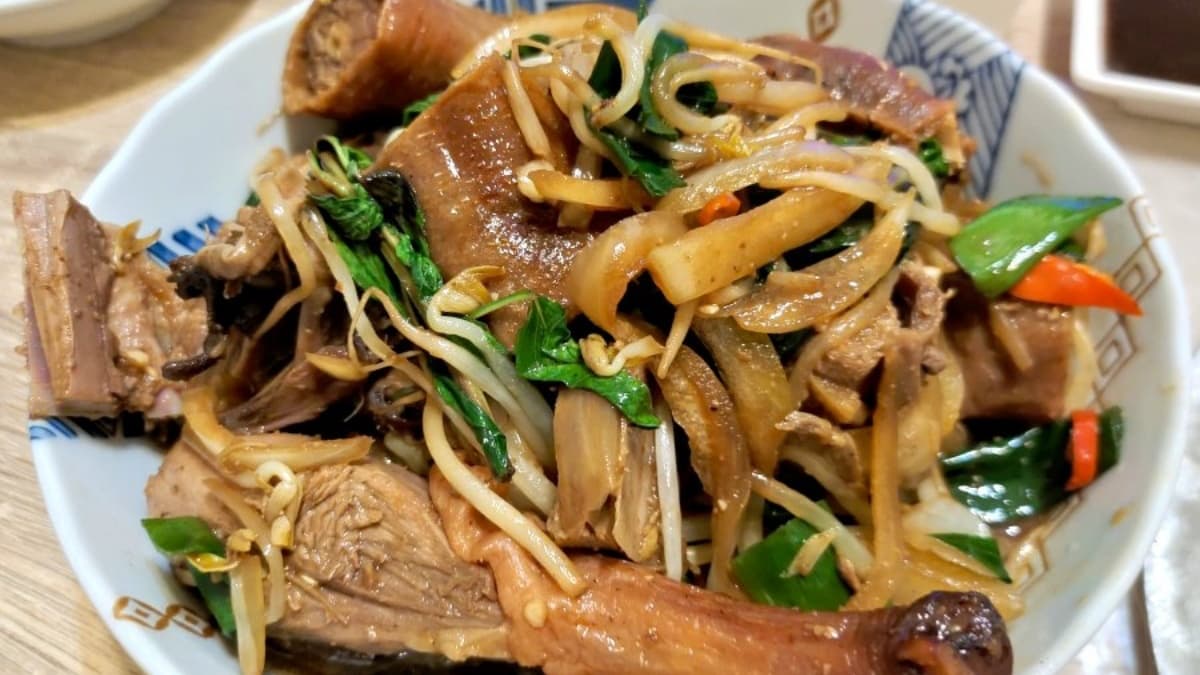 鴨架炒三杯也算是他們家的招牌之一，帶有濃郁的九層塔香氣。（圖片來源：大口老師的走跳學堂!）