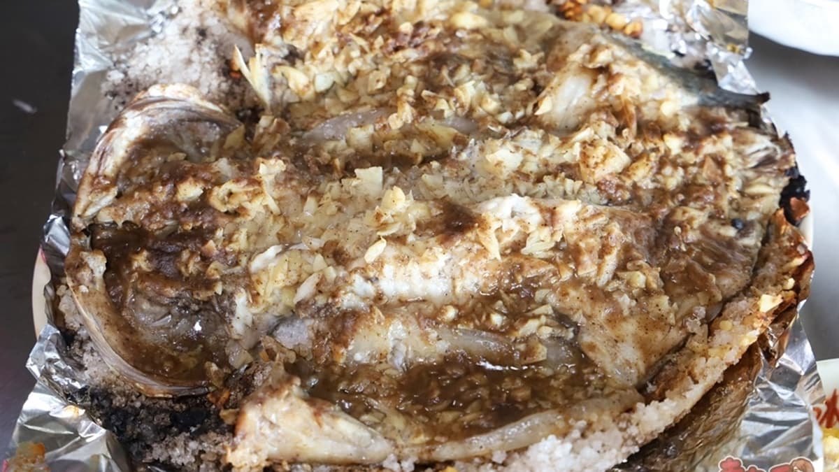 「烤胡椒魚」胡椒味超濃濃郁誘人，推薦一定要點來吃吃看。（圖片來源：熱血玩台南。跳躍新世界）