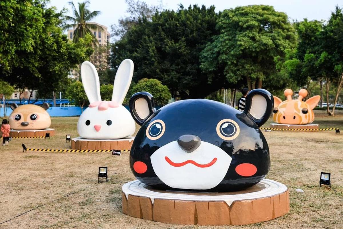 18米高ㄇㄚˊ幾兔降落啦！「2023高雄燈會」12燈區限時拍，龍虎塔燈光秀別錯過