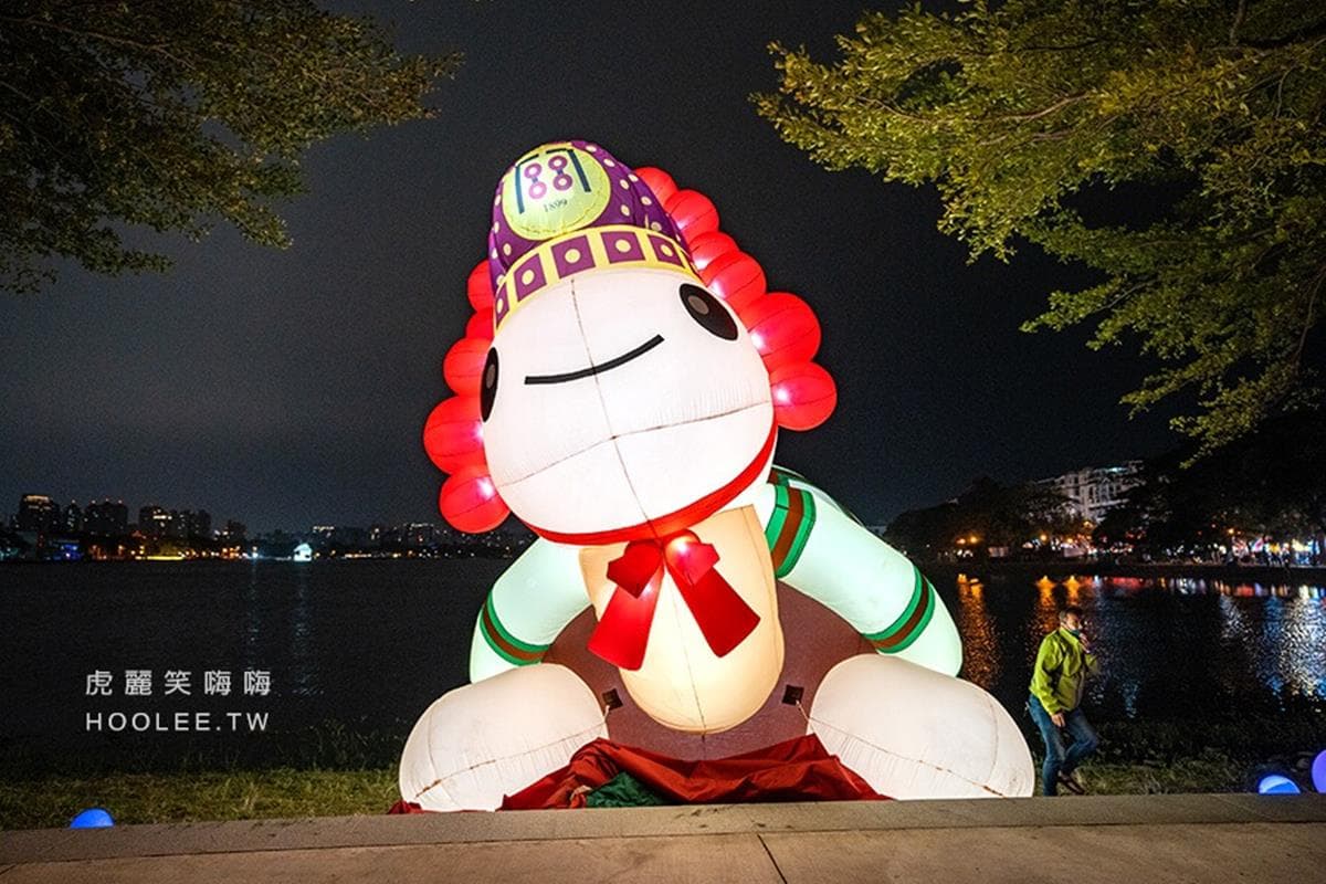 18米高ㄇㄚˊ幾兔降落啦！「2023高雄燈會」12燈區限時拍，龍虎塔燈光秀別錯過