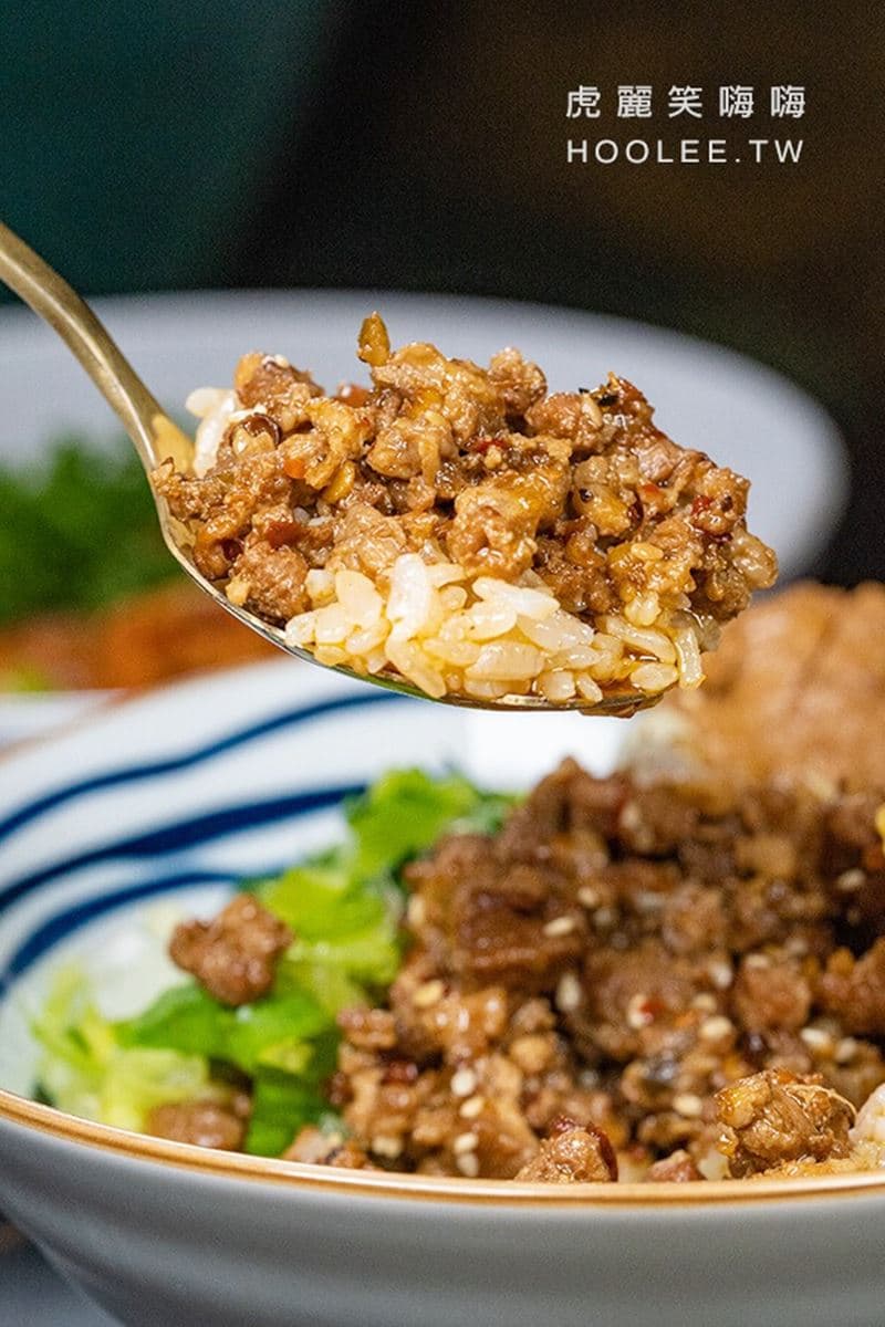 街頭驚見超大金庫!高雄神祕「麻辣肉燥飯」藏身密道餐廳,按密碼才能進入 街頭驚見超大金庫!高雄神祕「麻辣肉燥飯」藏身密道餐廳,按密碼才能進入