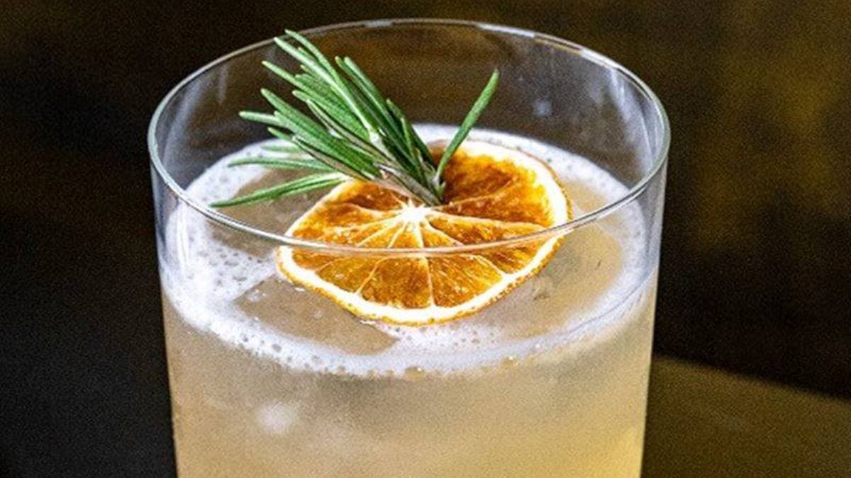 調酒首推這杯「黃翡翠」，喝起來帶有果香風味。（圖片來源：虎麗笑嗨嗨）【禁止酒駕 未滿18歲禁止飲酒】