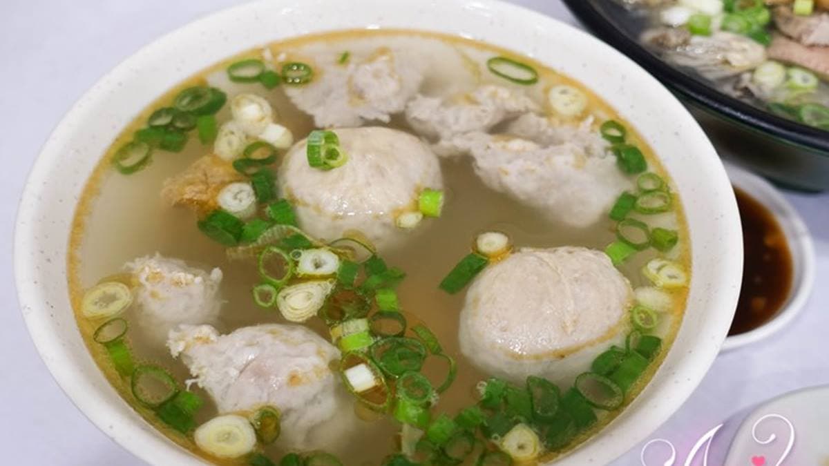 貢丸湯裡不僅有貢丸還有肉羹，可以沾店內的蒜蓉醬油膏。（圖片來源：艾妮可美味人生）