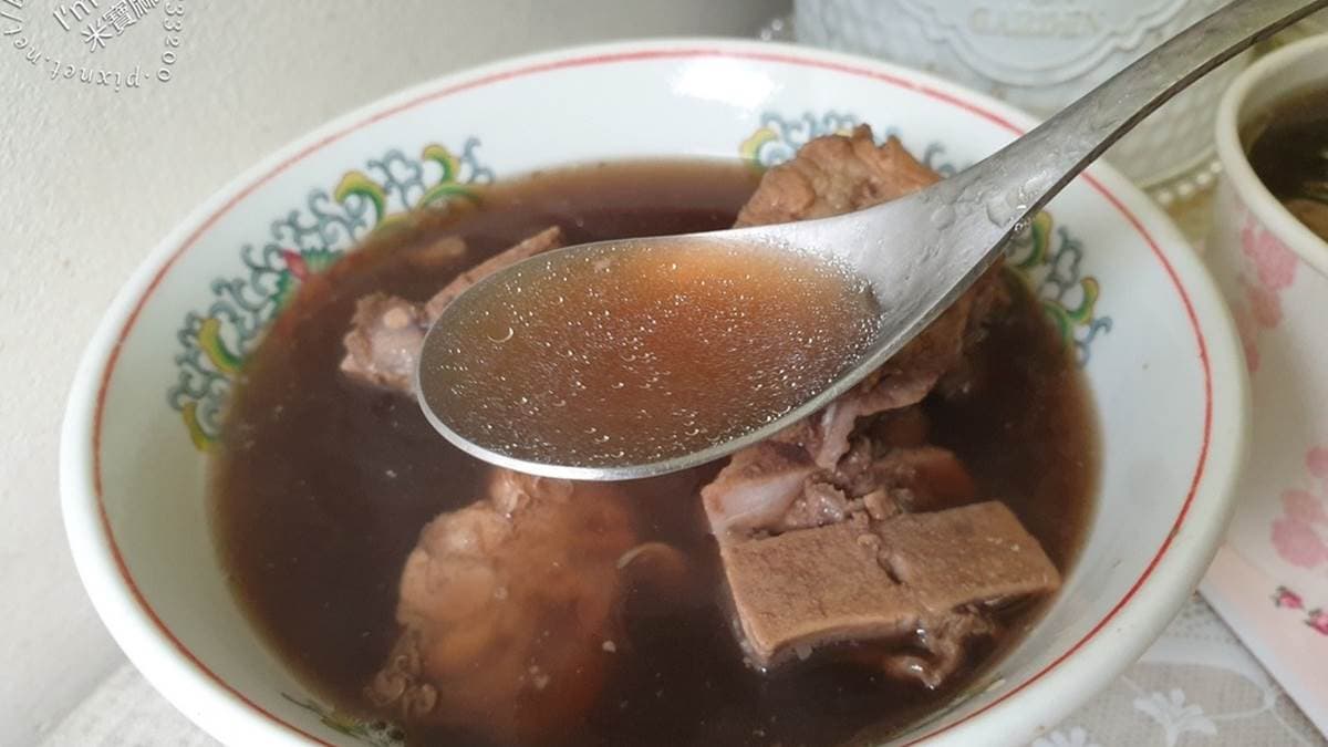 藥燉湯頭厚實甘醇，喝起來很舒服。（圖片來源：米寶麻幸福滿載）