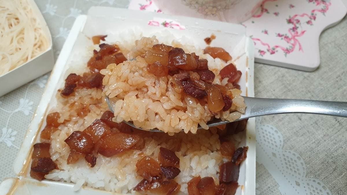 「魯肉飯」肉是選用帶肥的部分，膠質有著微黏的口感，鹹香卻不死鹹。（圖片來源：米寶麻幸福滿載）