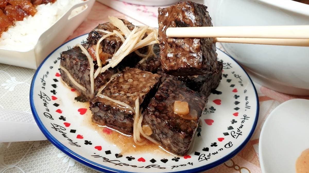 招牌豬血糕滷得很入味，沾上豆乳醬更好吃。（圖片來源：米寶麻幸福滿載）