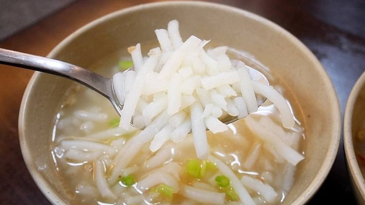 米粉湯選用粗體的米粉，加上芹菜相當清爽順口。（圖片來源：美食鐵粉靜香兒）