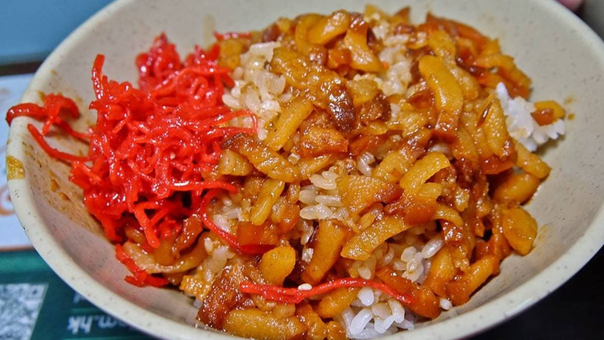 滷肉飯偏肥，但是肉汁很多，搭上一旁特的豆棗，十分對味。（圖片來源：鄉民食堂）