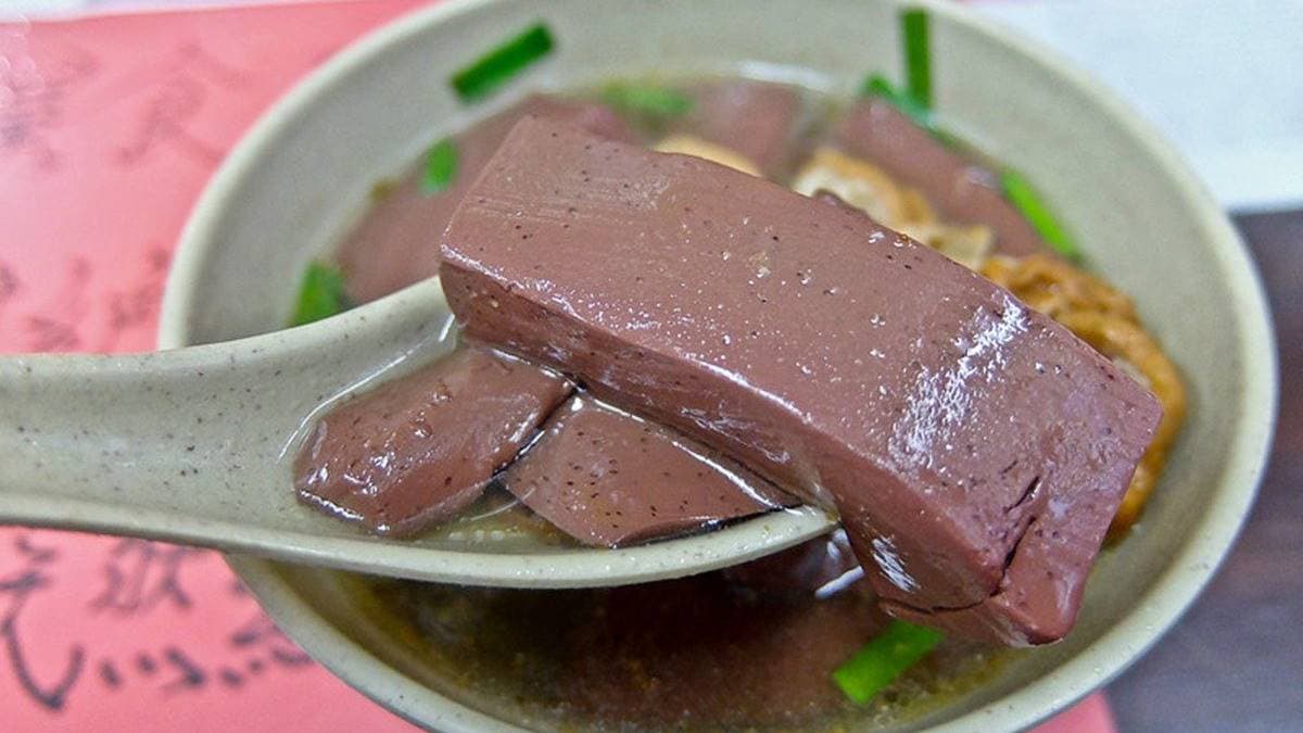 湯頭鮮美、香氣十足，尤其大塊的豬血嘗起來軟嫩柔細，值得一試。（圖片來源：鄉民食堂）