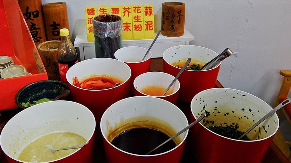 店內提供了許多醬料可以自助取用。（圖片來源：鄉民食堂）