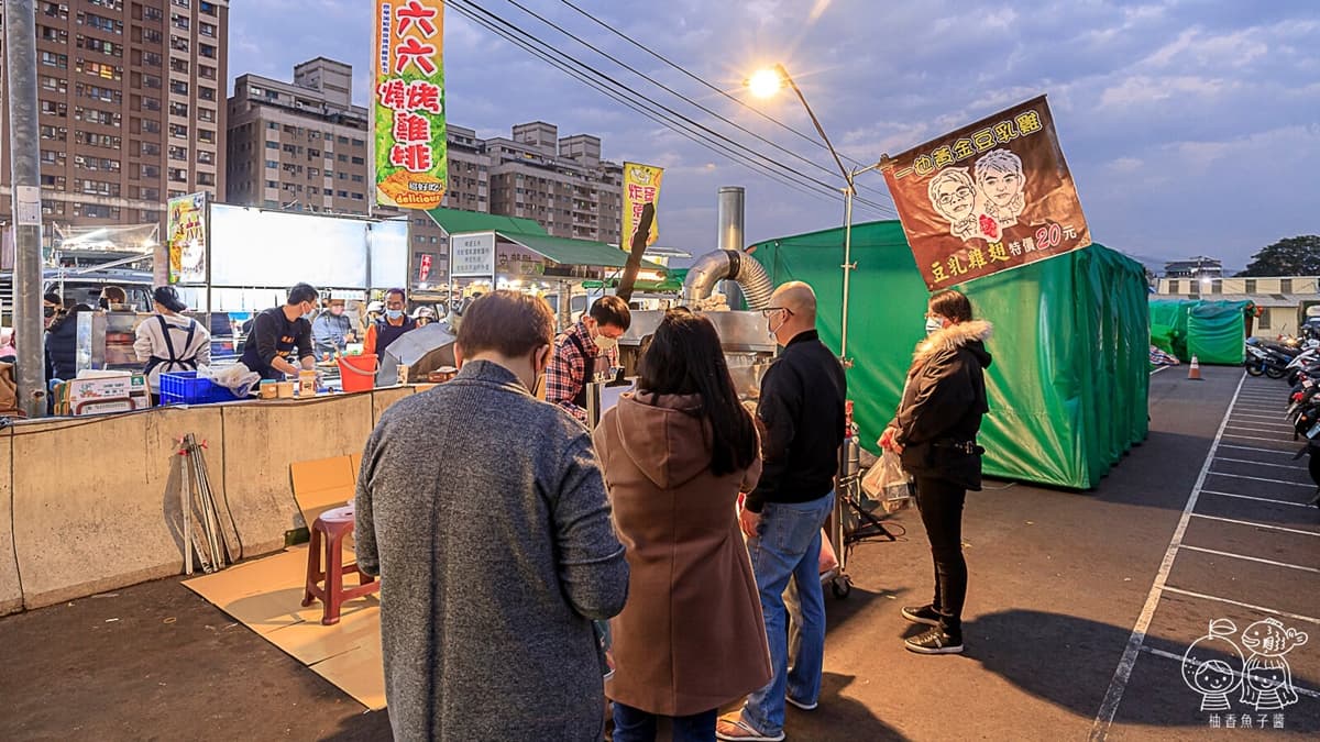 位於旱溪夜市的「一也黃金豆乳雞」總是大排長龍。（圖片來源：柚香魚子醬的蹦蹦跳跳）