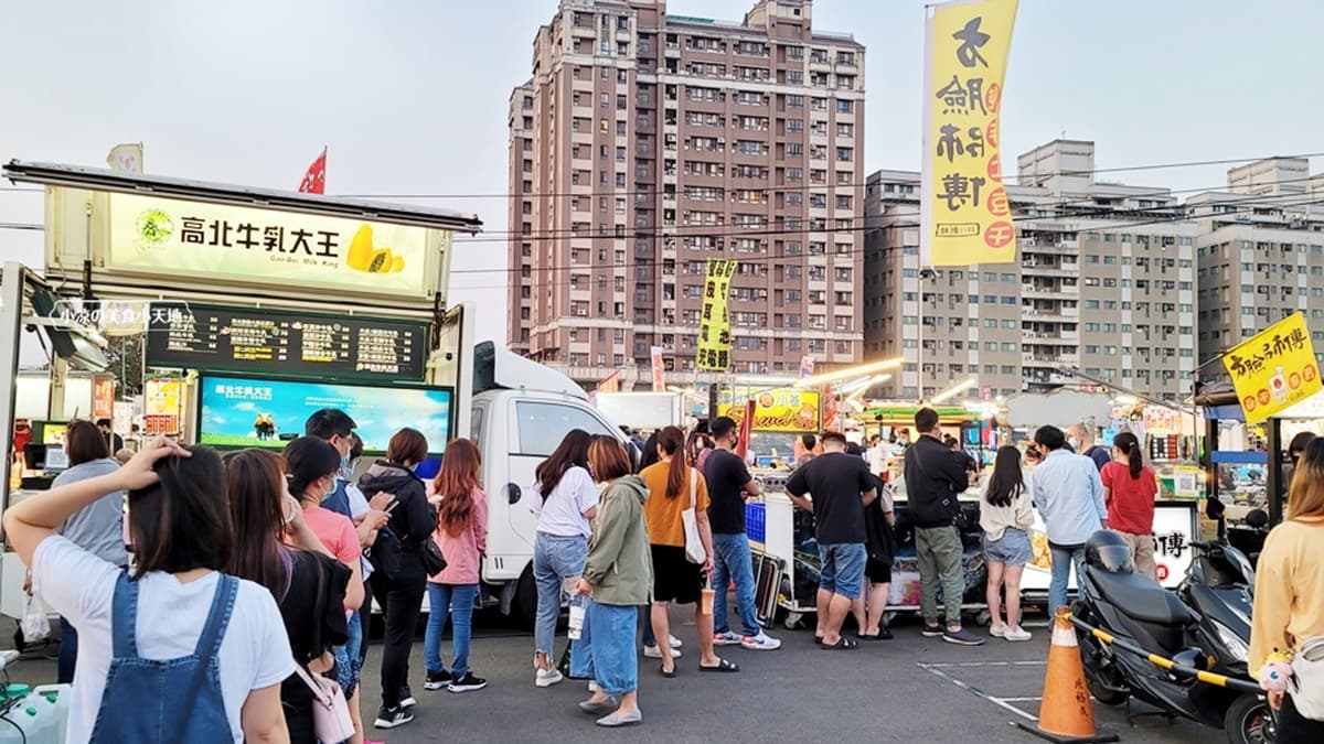 「方臉師傅豆干」可以說是旱溪夜市內的小吃元老。（圖片來源：小凉的美食小天地）