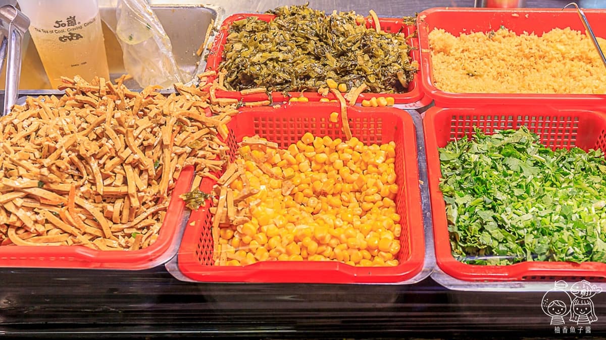 在攤位上可以看到各式配料，食材的新鮮度還算不錯。（圖片來源：柚香魚子醬的蹦蹦跳跳）