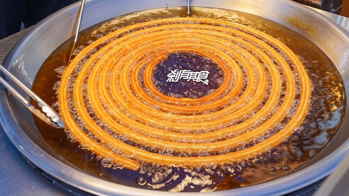 看著現炸的過程很療癒，高溫油炸下，氣泡一直冒出來。（圖片來源：剎有其食）