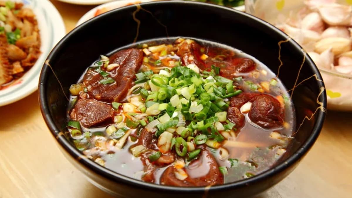 「紅燒牛腱麵」用牛骨湯底為基底，喝起來有著牛骨天然濃厚的甘甜香味。（圖片來源：大手牽小手玩樂趣）