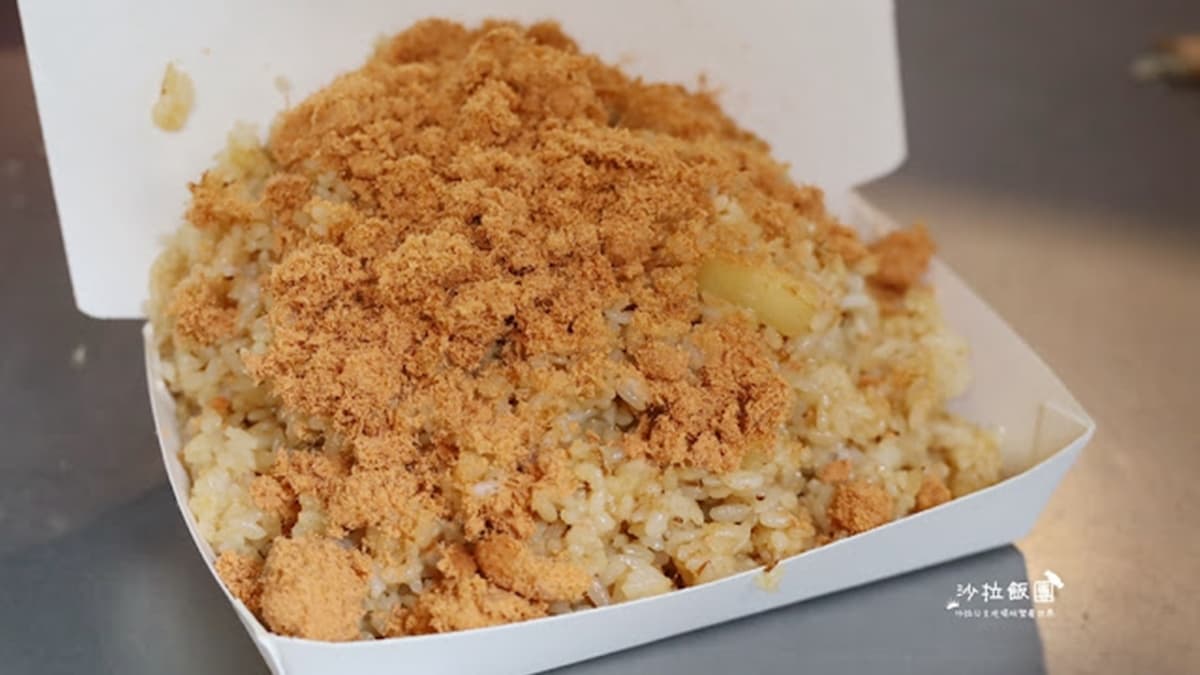「鳳梨炒飯」堆得跟小山一樣高，上面還霸氣撒滿鳳梨、肉鬆。（圖片來源：沙拉公主吃喝玩樂看世界）