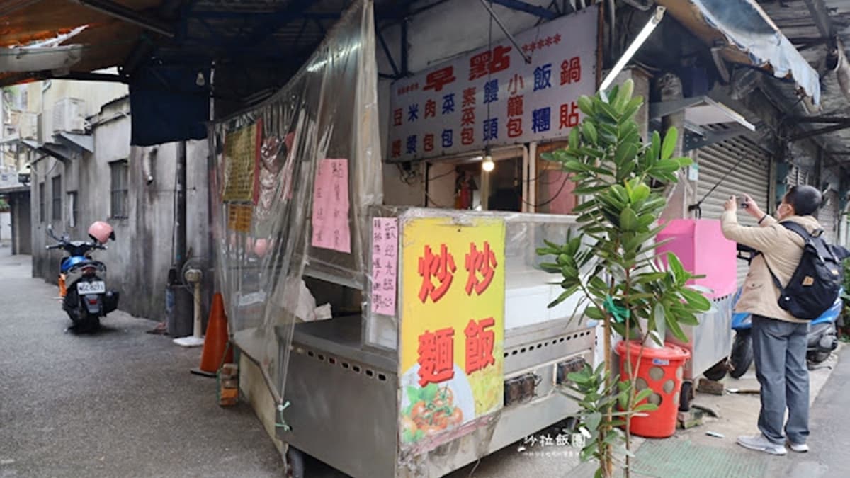 店面外觀看起來不起眼，不過每當用餐時間時，就能看到排隊人龍。（圖片來源：沙拉公主吃喝玩樂看世界）