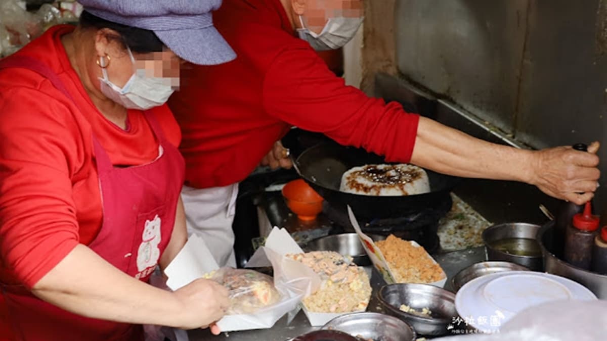 光是站在旁邊等，就能聞到陣陣炒飯的香氣。（圖片來源：沙拉公主吃喝玩樂看世界）