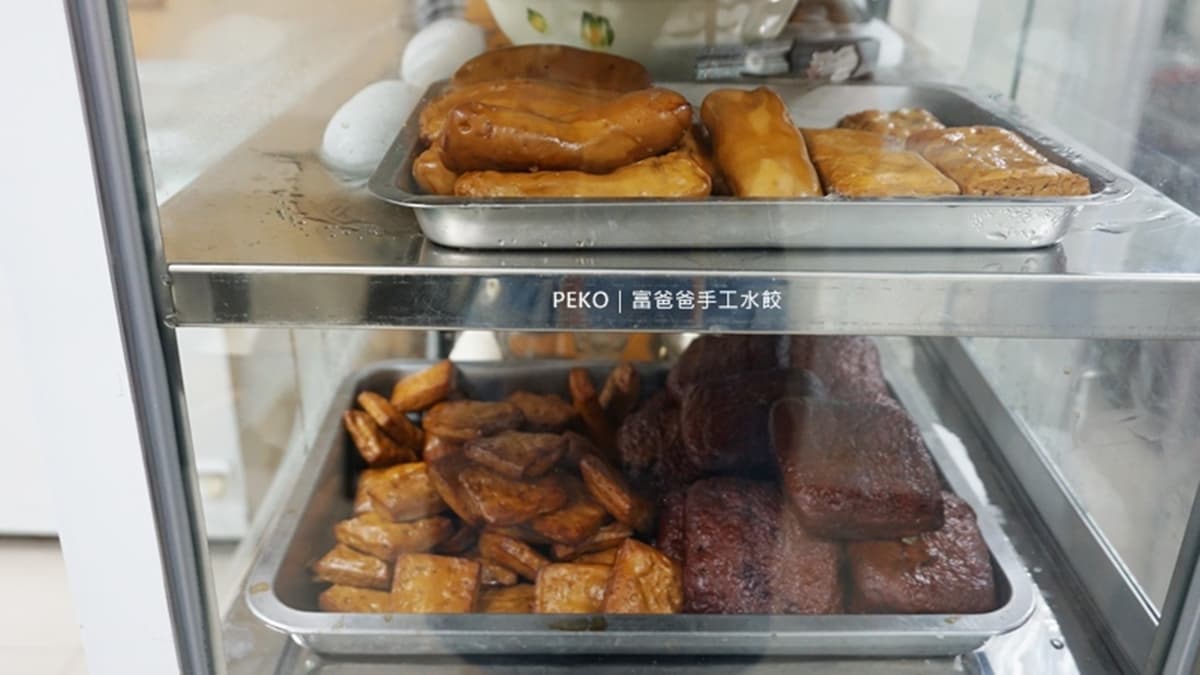 小菜櫃內有豆干、海帶、滷蛋跟素雞。（圖片來源：PEKO の Simple Life）
