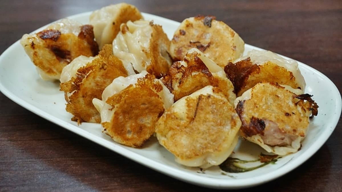 煎餃皮薄餡多，底部被煎得恰恰的，著實好吃。（圖片來源：PEKO の Simple Life）