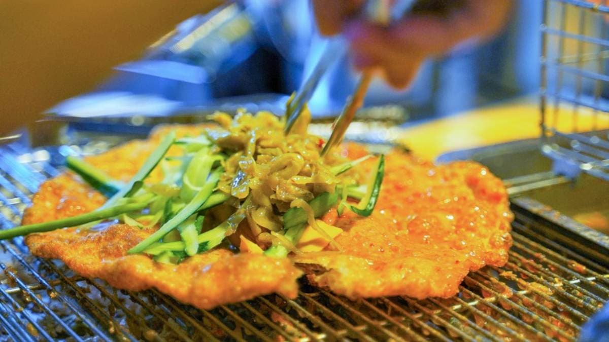 蔥油餅夾滿滿餡料，每咬一口都爆餡。（圖片來源：跟著尼力吃喝玩樂）