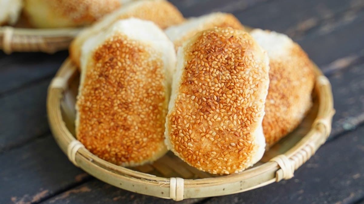 長型的是甜酥餅，透過窯烤讓芝麻噴香又酥脆。（圖片來源：跟著尼力吃喝玩樂）