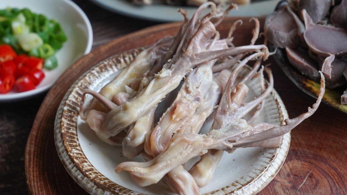 啃鴨舌的骨頭有夠唰嘴，很適合當下酒菜。（圖片來源：美食好芃友）